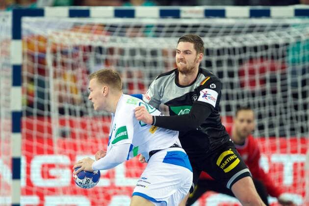 Handball Zagreb 15.01.2018 Europameisterschaft Herren Männer Euro Europameisterschaften Vorrunde Slowenien (SLO) - Deutschland (GER) Jan Grebenc (Slowenien, No.30) Hendrik Pekeler (Deutschland, No.13)