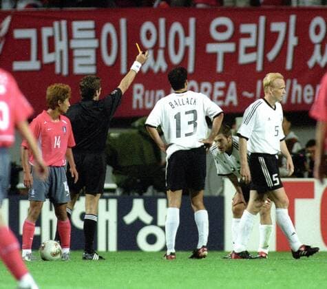 WM 2002 in Japan und Südkorea Deutschland - Südkorea 1:0 25.06.2002 Schiedsrichter Urs Meier zeigt Neuville (nicht auf dem Bild) die gelbe Karte.V.l.: Chun Soo LEE; Schiri Meier, Michael Ballack, Frings und Carsten Ramelow *** World Cup 2002 in Japan and South Korea Germany South Korea 1 0 25 06 2002 referee Urs Meier shows Neuville not on the picture the yellow card V l Chun Soo LEE referee Meier Michael Ballack, Frings and Carsten Ramelow HM