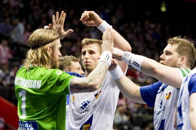 Handball, EM, Serbien - Island 180116 Islands malvakt Bjorgvin Pall Gustavsson kramas om av Olafur Andres Gudmundsson och Kari Kristjan Kristjansson efter förlusten under handbollsmatchen mellan Serbien och Island under Handbolls-EM 2018 den 16 januari 2018 i Split. Copyright: LUDVIGxTHUNMAN BB180116LT002