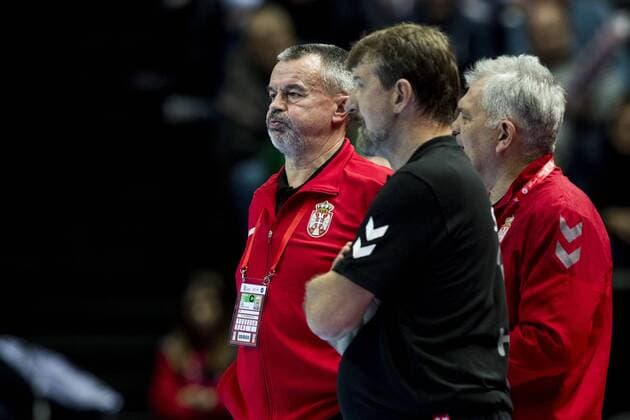 Handball, EM, Serbien - Island 180116 Serbiens assisterande förbundskapten Zoran Ivic och förbundskapten Jovica Cvetkovic deppar efter segern i handbollsmatchen mellan Serbien och Island under Handbolls-EM 2018 den 16 januari 2018 i Split. Copyright: LUDVIGxTHUNMAN BB180116LT004
