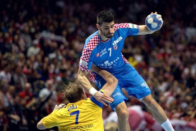 Handball, EM, Kroatien - Schweden 180116 Sveriges Max Darj och Kroatiens Luka Stepancic under handbollsmatchen mellan Kroatien och Sverige under Handbolls-EM 2018 den 16 januari 2018 i Split. Copyright: LUDVIGxTHUNMAN BB180116LT018
