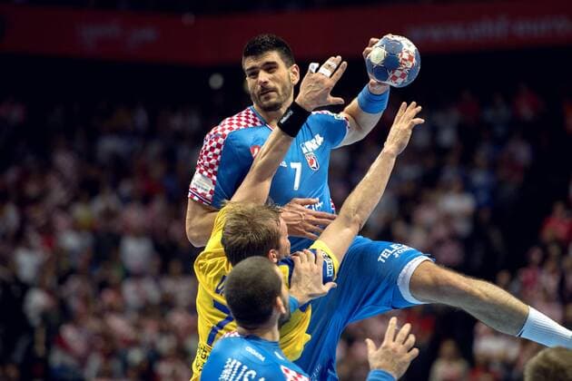 Handball, EM, Kroatien - Schweden 180116 Kroatiens Luka Stepancic och Sveriges Max Darj under handbollsmatchen mellan Kroatien och Sverige under Handbolls-EM 2018 den 16 januari 2018 i Split. Copyright: LUDVIGxTHUNMAN BB180116LT026