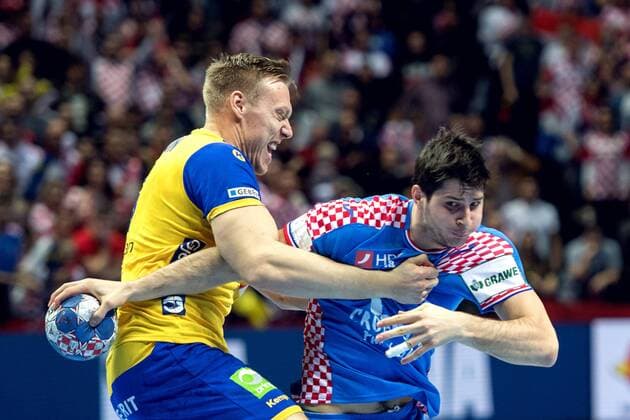 180116 Sveriges Fredric Pettersson och Kroatiens Marko Mamic under handbollsmatchen mellan Kroatien och Sverige under Handbolls-EM 2018 den 16 januari 2018 i Split. Copyright: LUDVIGxTHUNMAN BB180116LT036