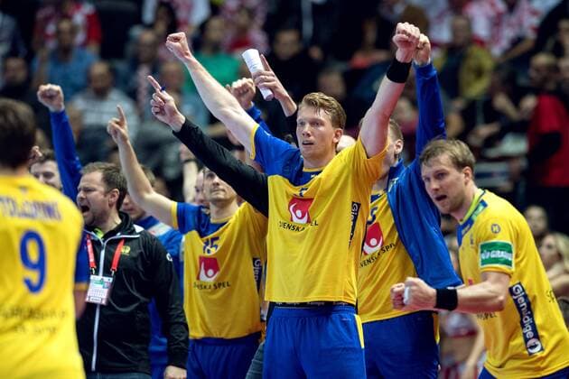 180116 Sveriges Hampus Wanne och Simon Jeppsson jublar pa bänken under handbollsmatchen mellan Kroatien och Sverige under Handbolls-EM 2018 den 16 januari 2018 i Split. Copyright: LUDVIGxTHUNMAN BB180116LT056