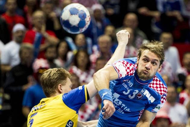 180116 Serbiens Mijajlo Marsenic skjuter förbi Sveriges Simon Jeppsson under handbollsmatchen mellan Kroatien och Sverige under Handbolls-EM 2018 den 16 januari 2018 i Split. Copyright: LUDVIGxTHUNMAN BB180116LT103