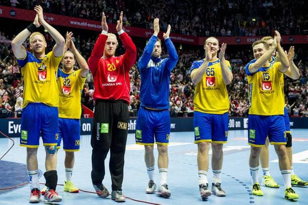 180116 Sveriges Jim Gottfridsson, Mattias Zachrisson, malvakt Mikael Appelgren, Niclas Ekberg, Lukas Nilsson och Hampus Wanne tackar publiken efter handbollsmatchen mellan Kroatien och Sverige under Handbolls-EM 2018 den 16 januari 2018 i Split. Copyright: LUDVIGxTHUNMAN BB180116LT119