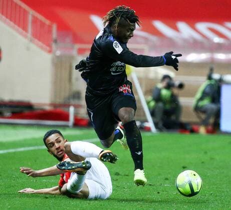 (180117) -- FONTVIEILLE, Jan. 17, 2018 -- Jorge (below) of Monaco competes with Allan Saint-Maximin of Nice during the match between Monaco and Nice at the French Ligue 1 2017-2018 season 21st round in Fontvieille, Monaco on Jan. 16, 2018. Monaco tied Nice 2-2. ) (SP)MONACO-FONTVIEILLE-FOOTBALL-FRENCH LIGUE 1-MONACO VS NICE SergexHaouzi 
