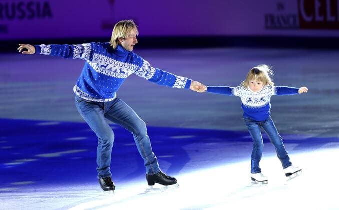 Themen der Woche - SPORT Bilder des Tages - SPORT ISU European Figure skatingCampionship 2018. Opening ceremony. Olympic champion in Figure skating Eiskunstlauf Evgeni Plushenko with his son. 