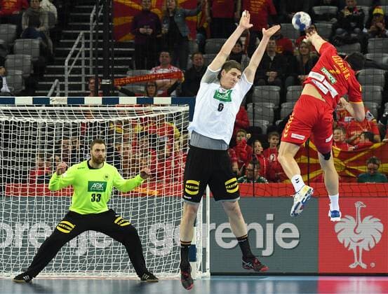 Bilder des Tages - SPORT Zagreb, Kroatien, Zagreb Arena, 17.1.2018 Männer- Handball, Europa-Meisterschaft 2018 Deutschland vs. Mazedonien v.li. ANDREAS WOLFF (THW KIEL), Deutschland; Finn Lemke (MT Melsungen), Deutschland; Kiril LAZAROV, Mazedonien