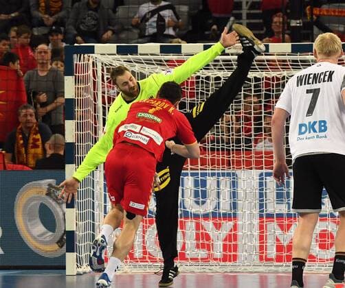 Zagreb, Kroatien, Zagreb Arena, 17.1.2018 Männer- Handball, Europa-Meisterschaft 2018 Deutschland vs. Mazedonien Kiril LAZAROV, Mazedonien gegen ANDREAS WOLFF (THW KIEL), Deutschland