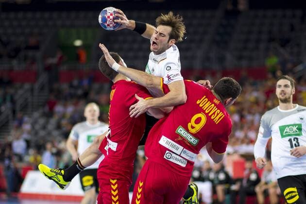 Uwe Gensheimer (Nr. 3, Deutschland) im Konter gegen Filip Taleski (Nr. 11, Mazedonien) und Ace Janovski (Nr. 9, Mazedonien). Gensheimer wirft hinter dem Ruecken, die Schiedsrichter entscheiden auf Stuermerfoul. Deutschland - Mazedonien, Vorrunde, Handball, EHF Euro 2018, 17.01.18 Zagreb Zagreb Croatia Arena Copyright: xAgentur54Gradx xFelixxKoenigx
