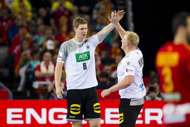Bilder des Tages - SPORT Finn Lemke (Nr. 6, Deutschland) und Patrick Wiencek (Nr. 7, Deutschland) klatschen nach einem Tor ab. Deutschland - Mazedonien, Vorrunde, Handball, EHF Euro 2018, 17.01.18 Zagreb Zagreb Croatia Arena Copyright: xAgentur54Gradx xFelixxKoenigx