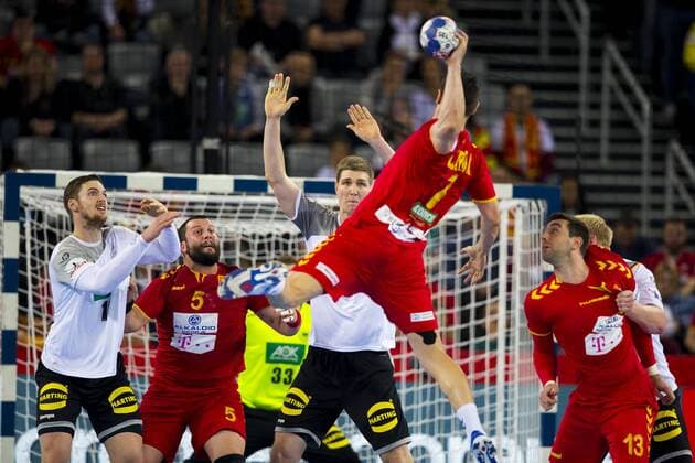 Finn Lemke (Nr. 6, Deutschland) stellt einen Block gegen Kiril Lazarov (Nr. 7, Mazedonien). Deutschland - Mazedonien, Vorrunde, Handball, EHF Euro 2018, 17.01.18 Zagreb Zagreb Croatia Arena Copyright: xAgentur54Gradx xFelixxKoenigx
