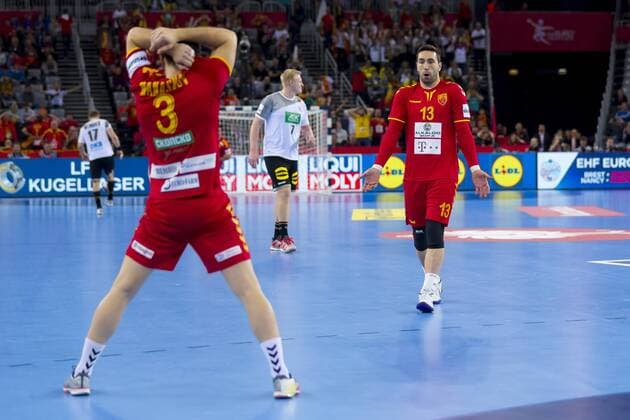 Dejan Manaskov (Nr. 3, Mazedonien) und Filip Mirkulovski (Nr. 13, Mazedonien) nach einem missglueckten Wurf aufs leere deutsche Tor. Deutschland - Mazedonien, Vorrunde, Handball, EHF Euro 2018, 17.01.18 Zagreb Zagreb Croatia Arena Copyright: xAgentur54Gradx xFelixxKoenigx
