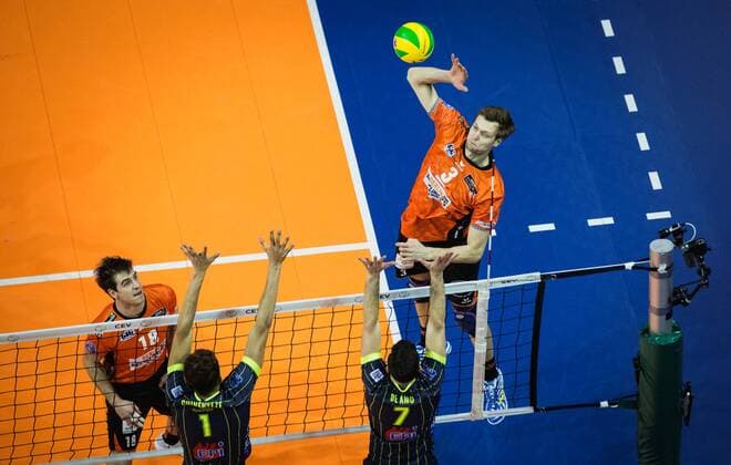 Berlin, Germany, 17.01.2018: Robert Kromm (BR Volleys 3) und Pierre Pujol (BR Volleys 18) gegen den Block aus Barthelemy Chinenyeze (Toulouse 1) und Miguel Angel de Amo (Toulouse 7) beim Spiel der CEV Volleyball Championsleague Gruppe A zwischen den Berlin Recycling Volleys und Spacer s Toulouse VB.