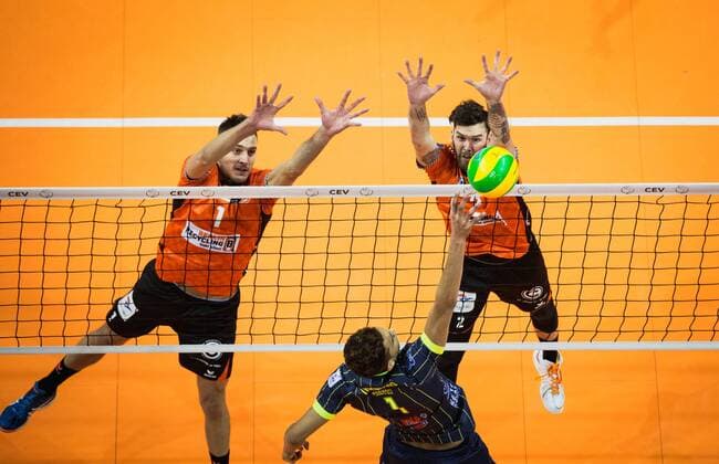 Bilder des Tages - SPORT Berlin, Germany, 17.01.2018: Barthelemy Chinenyeze (Toulouse 1) gegen den Block aus Aleksandar Okolic (BR Volleys 1) und Steven Marshall (BR Volleys 2) beim Spiel der CEV Volleyball Championsleague Gruppe A zwischen den Berlin Recycling Volleys und Spacer s Toulouse VB.
