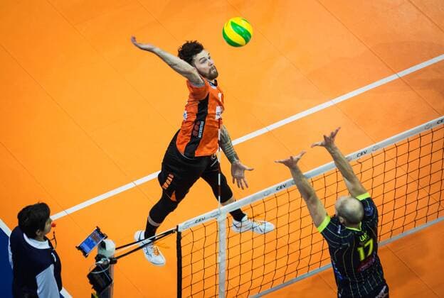 Berlin, Germany, 17.01.2018: Steven Marshall (BR Volleys 2) gegen den Block aus Diogenes Zagonel (Toulouse 17) beim Spiel der CEV Volleyball Championsleague Gruppe A zwischen den Berlin Recycling Volleys und Spacer s Toulouse VB.