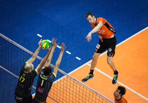 Berlin, Germany, 17.01.2018: Paul Carroll (BR Volleys 12) gegen den Block aus Diogenes Zagonel (Toulouse 17) und Barthelemy Chinenyeze (Toulouse 1) beim Spiel der CEV Volleyball Championsleague Gruppe A zwischen den Berlin Recycling Volleys und Spacer s Toulouse VB.
