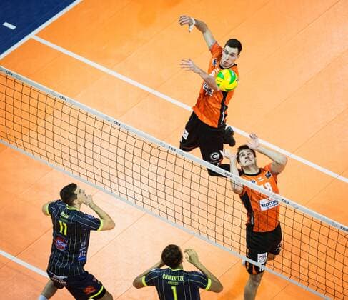 Berlin, Germany, 17.01.2018: Pierre Pujol (BR Volleys 18) spielt zu Graham Vigrass (BR Volleys 8) gegen den Block aus Luka Basic (Toulouse 11) und Barthelemy Chinenyeze (Toulouse 1) beim Spiel der CEV Volleyball Championsleague Gruppe A zwischen den Berlin Recycling Volleys und Spacer s Toulouse VB.