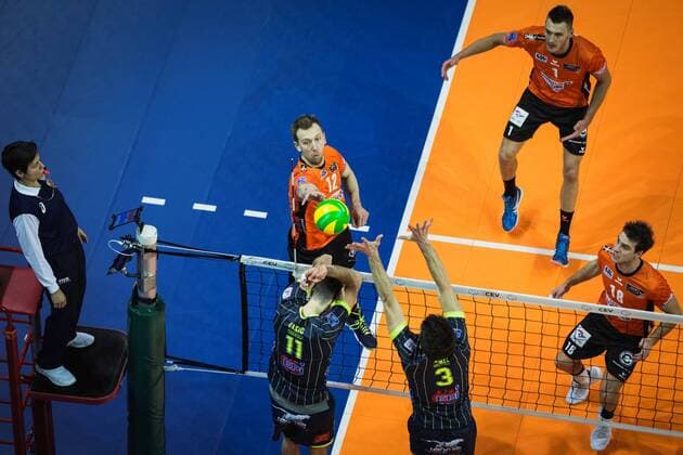 Berlin, Germany, 17.01.2018: Paul Carroll (BR Volleys 12) gegen den Block aus Luka Basic (Toulouse 11) und Nicolas Burel (Toulouse 3) beim Spiel der CEV Volleyball Championsleague Gruppe A zwischen den Berlin Recycling Volleys und Spacer s Toulouse VB.