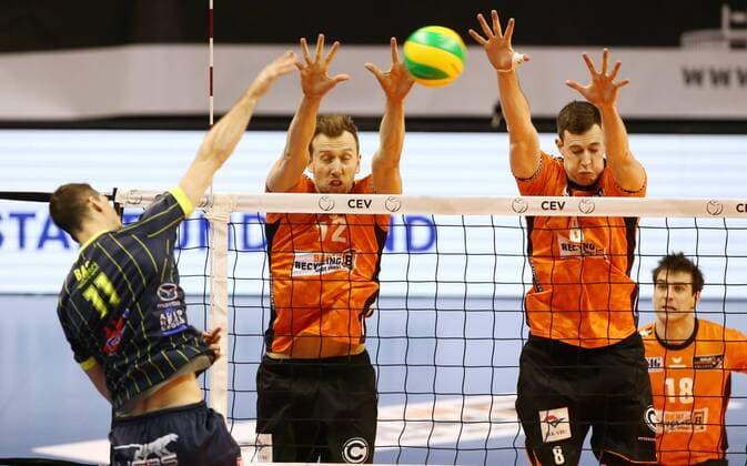 Luka Basic im Angriff, Paul Carroll, Graham Vigrass Volleyball CEV CL Championsleague Herren Saison 2017 2018 17.01.2018 BR Volleys Berlin BRV vs. Spacers Toulouse