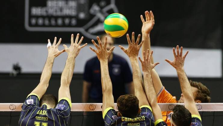 feature Arme Spielball, hinten Robert Kromm Volleyball CEV CL Championsleague Herren Saison 2017 2018 17.01.2018 BR Volleys Berlin BRV vs. Spacers Toulouse