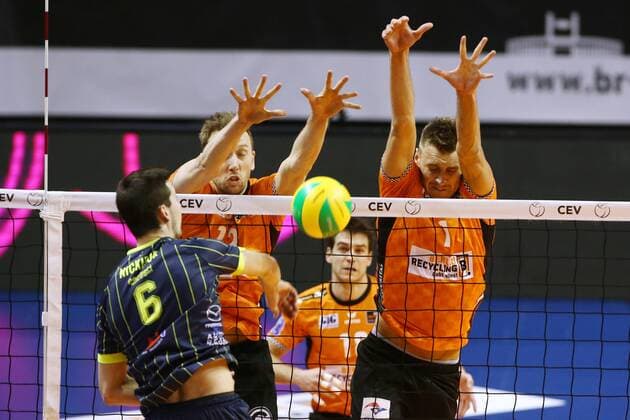 Ryan Nickifor im Angriff, Paul Carroll, Aleksandar Okolic Volleyball CEV CL Championsleague Herren Saison 2017 2018 17.01.2018 BR Volleys Berlin BRV vs. Spacers Toulouse