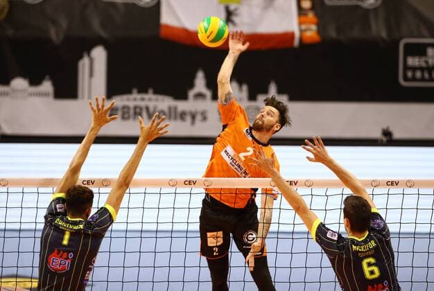 Steven Marshall im Angriff, Barthelemy Chinenyeze, Ryan Nickifor Volleyball CEV CL Championsleague Herren Saison 2017 2018 17.01.2018 BR Volleys Berlin BRV vs. Spacers Toulouse