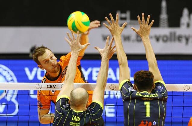 Paul Carroll im Angriff, Diogenes Zagonel, Barthelemy Chinenyeze Volleyball CEV CL Championsleague Herren Saison 2017 2018 17.01.2018 BR Volleys Berlin BRV vs. Spacers Toulouse