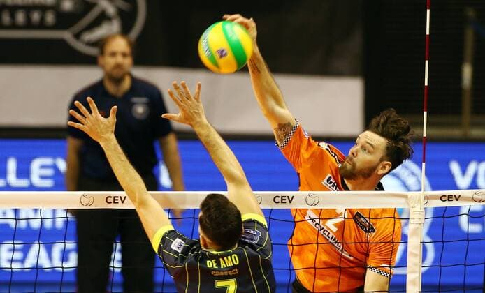 Steven Marshall im Angriff, Miguel de Amo Volleyball CEV CL Championsleague Herren Saison 2017 2018 17.01.2018 BR Volleys Berlin BRV vs. Spacers Toulouse