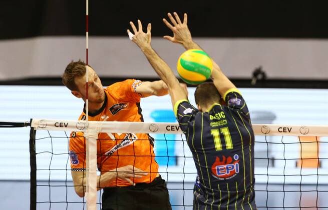 Paul Carroll im Angriff, Luka Basic Volleyball CEV CL Championsleague Herren Saison 2017 2018 17.01.2018 BR Volleys Berlin BRV vs. Spacers Toulouse