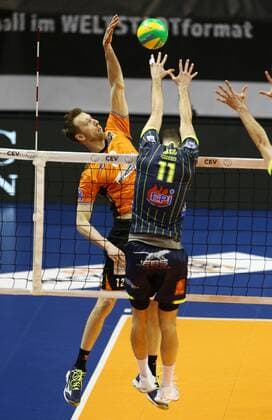 Paul Carroll im Angriff, Luka Basic Volleyball CEV CL Championsleague Herren Saison 2017 2018 17.01.2018 BR Volleys Berlin BRV vs. Spacers Toulouse