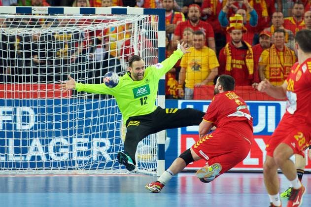 Handball Zagreb 17.01.2018 Europameisterschaft Herren Männer Euro Europameisterschaften Vorrunde Deutschland (GER) - Mazedonien (MKD) Silvio Heinevetter (Deutschland, TW, No.12) STOILOV Stojanche (Mazedonien, No. 05) letzte Parade vor dem Ende