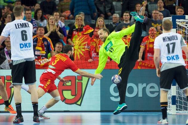 Handball Zagreb 17.01.2018 Europameisterschaft Herren Männer Euro Europameisterschaften Vorrunde Deutschland (GER) - Mazedonien (MKD) Silvio Heinevetter (Deutschland, TW, No.12) MANASKOV Dejan (Mazedonien, No. 03)