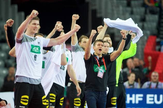 Handball Zagreb 17.01.2018 Europameisterschaft Herren Männer Euro Europameisterschaften Vorrunde Deutschland (GER) - Mazedonien (MKD) Jubel Finn Lemke (Deutschland, No.06) Paul Drux (Deutschland, No.95) Christian Prokop (Deutschland, Trainer)