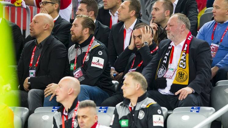 Sportdirektor Axel Kromer, Teammanager Oliver Roggisch, DHB-Vize-Praesident Bob Hanning und DHB-Praesident Andreas Michelmann sitzen enttaeuscht entsetzt auf der Tribuene. Deutschland - Mazedonien, Vorrunde, Handball, EHF Euro 2018, 17.01.18 Zagreb Zagreb Croatia Arena Copyright: xAgentur54Gradx xFelixxKoenigx