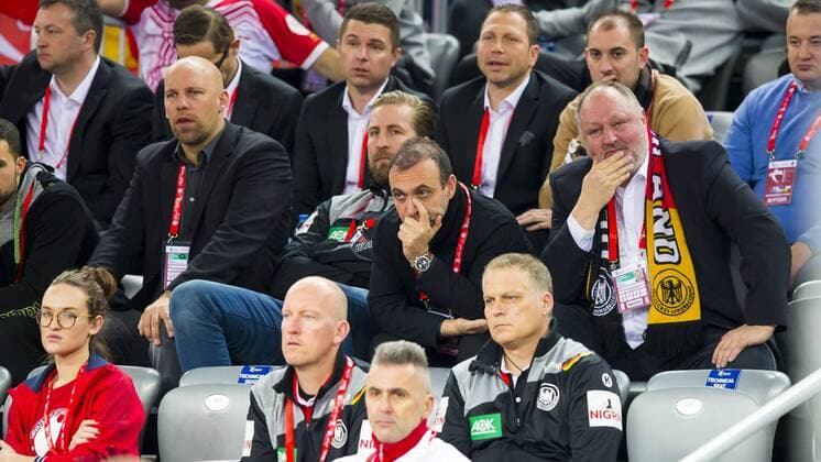 Sportdirektor Axel Kromer, Teammanager Oliver Roggisch, DHB-Vize-Praesident Bob Hanning und DHB-Praesident Andreas Michelmann sitzen enttaeuscht entsetzt auf der Tribuene. Deutschland - Mazedonien, Vorrunde, Handball, EHF Euro 2018, 17.01.18 Zagreb Zagreb Croatia Arena Copyright: xAgentur54Gradx xFelixxKoenigx