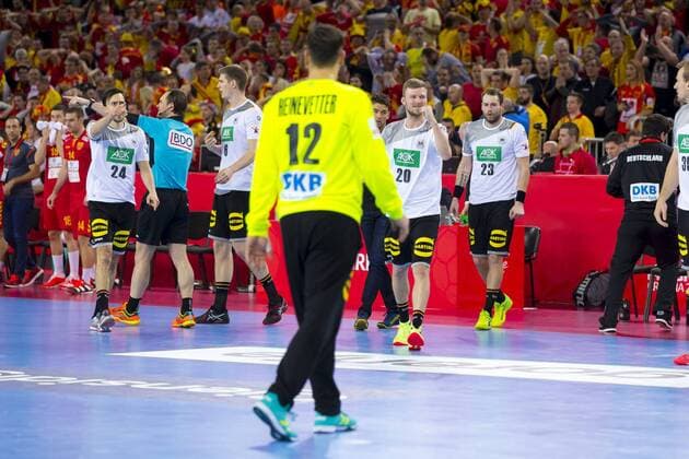 Patrick Groetzki (Nr. 24, Deutschland), Finn Lemke (Nr. 6, Deutschland), Torhueter Silvio Heinevetter (Nr. 12, Deutschland), Philipp Weber (Nr. 20, Deutschland) und Steffen Faeth (Nr. 23, Deutschland) nach der letzten Parade Heinevetters. Deutschland - Mazedonien, Vorrunde, Handball, EHF Euro 2018, 17.01.18 Zagreb Zagreb Croatia Arena Copyright: xAgentur54Gradx xFelixxKoenigx
