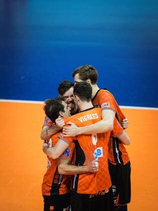 Berlin, Germany, 17.01.2018: Pierre Pujol (BR Volleys 18), Steven Marshall (BR Volleys 2), Graham Vigrass (BR Volleys 8) und Robert Kromm (BR Volleys 3) jubeln beim Spiel der CEV Volleyball Championsleague Gruppe A zwischen den Berlin Recycling Volleys und Spacer s Toulouse VB.