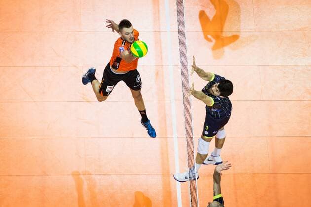Berlin, Germany, 17.01.2018: Aleksandar Okolic (BR Volleys 1) gegen den Block aus Nicolas Burel (Toulouse 3) beim Spiel der CEV Volleyball Championsleague Gruppe A zwischen den Berlin Recycling Volleys und Spacer s Toulouse VB.