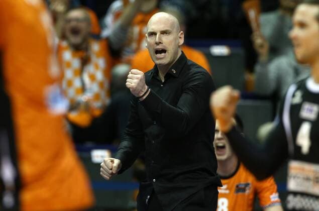Trainer Luke Reynolds anfeuernd jubelnd Aktion Oberkoerper Oberkörper Volleyball CEV CL Championsleague Herren Saison 2017 2018 17.01.2018 BR Volleys Berlin BRV vs. Spacers Toulouse
