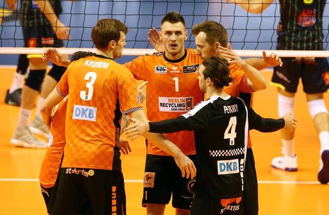 Robert Kromm, Aleksandar Okolic, Paul Carroll, Luke Perry Freude Emotion jubelnd Jubel nach Satzgewinn Volleyball CEV CL Championsleague Herren Saison 2017 2018 17.01.2018 BR Volleys Berlin BRV vs. Spacers Toulouse