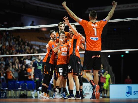 Themen der Woche - SPORT Bilder des Tages - SPORT Berlin, Germany, 17.01.2018: Steven Marshall (BR Volleys 2), Pierre Pujol (BR Volleys 18), Robert Kromm (BR Volleys 3), Graham Vigrass (BR Volleys 8), Paul Carroll (BR Volleys 12) und Aleksandar Okolic (BR Volleys 1) jubeln beim Spiel der CEV Volleyball Championsleague Gruppe A zwischen den Berlin Recycling Volleys und Spacer s Toulouse VB.