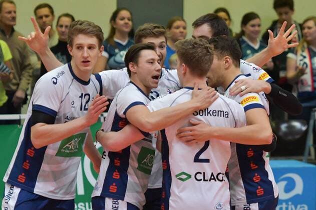 GER,VBL, SVG Lueneburg vs Bergische Volleys Solingen 17.01.2018, Lueneburg GER, VBL, SVG Lueneburg vs Bergische Volleys Solingen im Bild die Mannschaft von Lueneburg jubelt