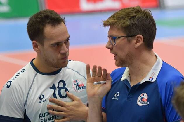 GER,VBL, SVG Lueneburg vs Bergische Volleys Solingen 17.01.2018, Lueneburg GER, VBL, SVG Lueneburg vs Bergische Volleys Solingen im Bild Trainer Stefan Huebner (Lueneburg) spricht mit Roy Ching (Lueneburg 18)