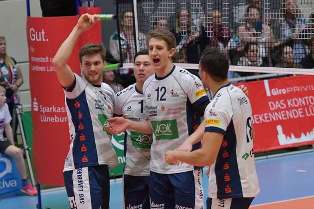 GER,VBL, SVG Lueneburg vs Bergische Volleys Solingen 17.01.2018, Lueneburg GER, VBL, SVG Lueneburg vs Bergische Volleys Solingen im Bild die Mannschaft von Lueneburg jubelt