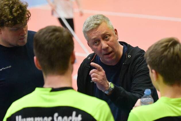 GER,VBL, SVG Lueneburg vs Bergische Volleys Solingen 17.01.2018, Lueneburg GER, VBL, SVG Lueneburg vs Bergische Volleys Solingen im Bild Trainer Johann Isacsson (Solingen) spricht mit seiner Mannschaft