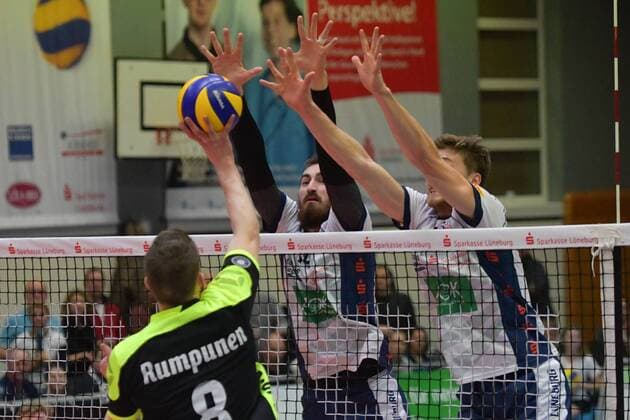 GER,VBL, SVG Lueneburg vs Bergische Volleys Solingen 17.01.2018, Lueneburg GER, VBL, SVG Lueneburg vs Bergische Volleys Solingen im Bild Raymond Szeto (Lueneburg 05) und Michel Schlien (Lueneburg 14) versuchen sich gegen Ossi Rumpunen (Solingen 08) durchzusetzen