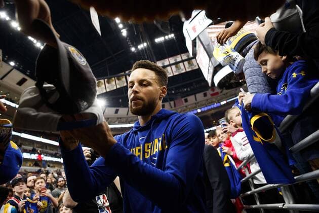 NBA, Chicago Bulls - Golden State Warriors January 17, 2018 - Chicago, IL, USA - Golden State Warriors guard Stephen Curry signs autographs before the first half against the Chicago Bulls at the United Center in Chicago on Wednesday, Jan. 17, 2018. The Warriors won, 119-112. Golden State at Chicago - ZUMAm67_ 20180117_zaf_m67_062 Copyright: xArmandoxL.xSanchezx