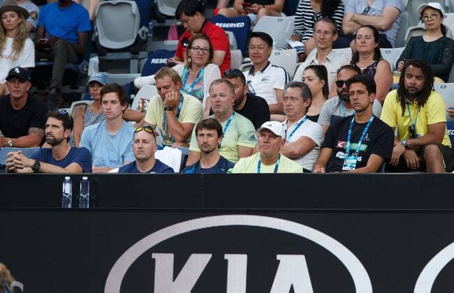 ALEXANDER ZVEREV Team in der Spielerloge, vorne links erste Reihe Physiotherapeut Hugo Gravil, dahinter im blauen Tshirt Arthur Kaziev,Fitness Trainer Jez Green, Trainer Juan-Carlos Ferrero,Vater Alexander Zverev,dahinter Manager Patricio Apey und Spieler im schwarzen Tshirt MARCELO MELO (BRA) und ganz recht ex BVB Fussballspieler Patrick Owomoyela Tennis - Australian Open 2018 - Grand Slam ATP Tennis Herren WTA Tennis Damen - Melbourne Park - Melbourne - Victoria - Australia - 18 January 2018. Copyright: xJuergenxHasenkopfx